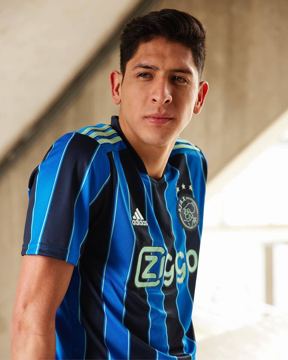Ajax away kit.jpg