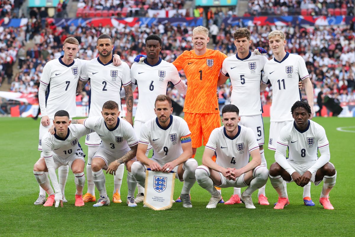 england-players-line-team-photograph-907760422_630bf2.jpg